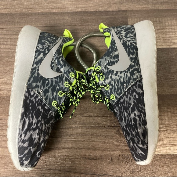 Nike Roshe Run Women’s Black and Gray Sneakers Camouflage Design neón Yellow 5 - Picture 6 of 13